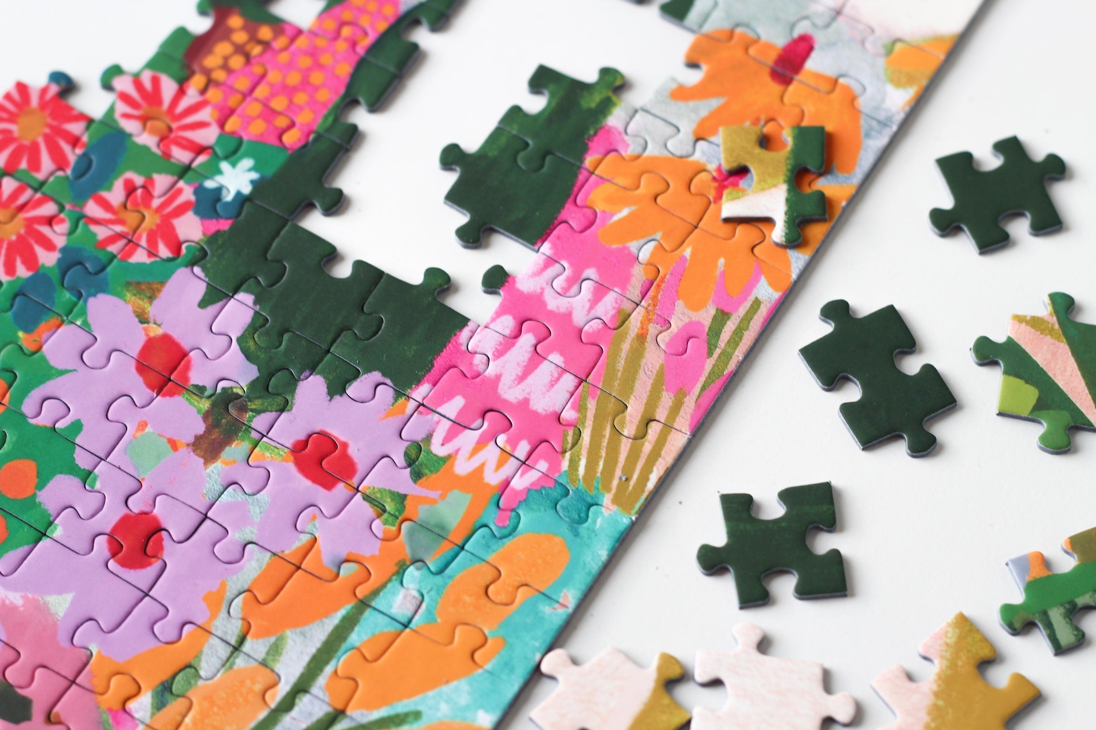 Außergewöhnliches 1000-Teile-Puzzle für Erwachsene, das die sommerliche Landschaft Apuliens in Italien zeigt. Zu sehen sind blühende Felder, Ein Berg und ein kleines Haus.