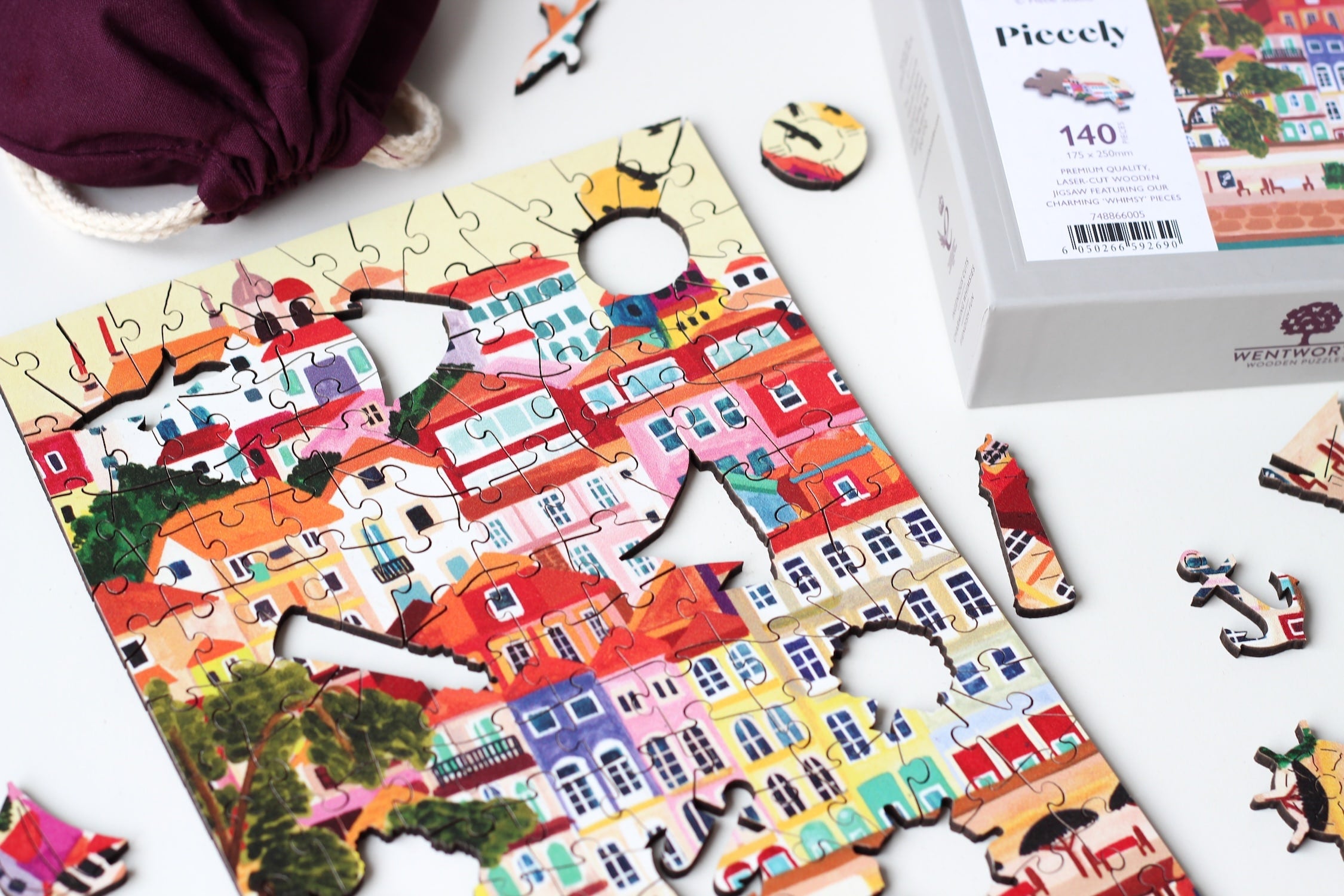 140-Teile-Holzpuzzle „Porto“ von Piecely – Illustration farbenfroher Häuser und Stadtszene am Fluss Douro, von Hebe Studio.