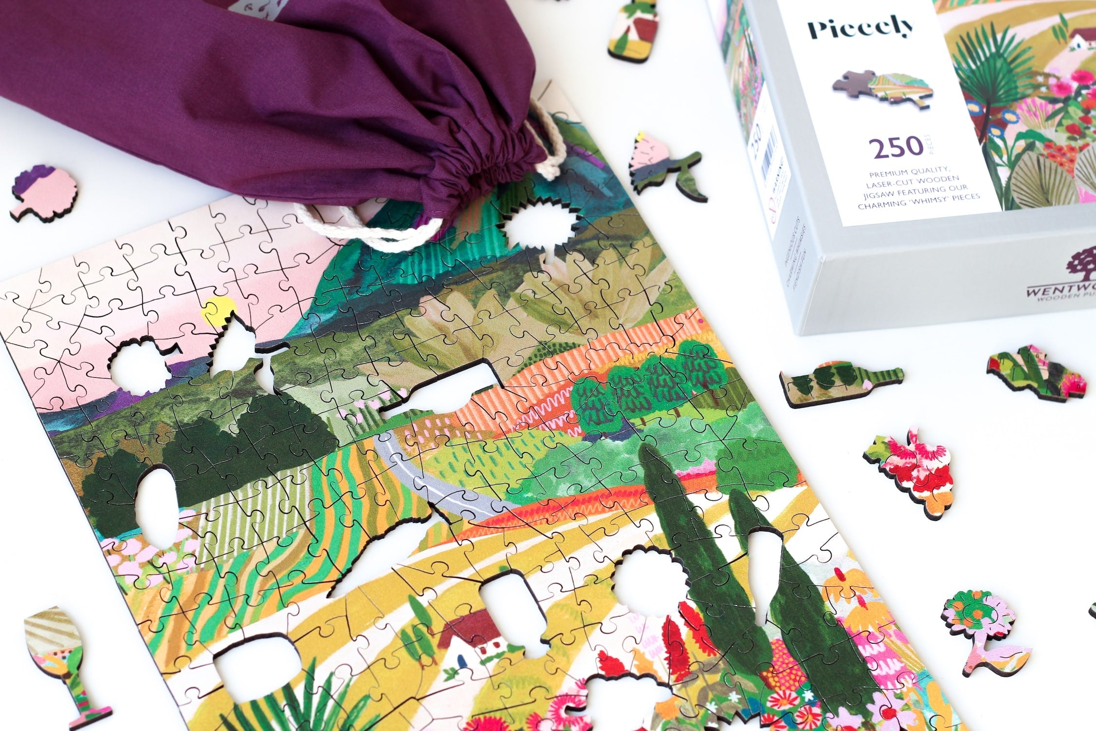 250-Teile-Holzpuzzle „Summer in Puglia“ von Piecely – Illustration einer mediterranen Sommerlandschaft mit Blumen, Feldern und Bergen, von Hebe Studio.