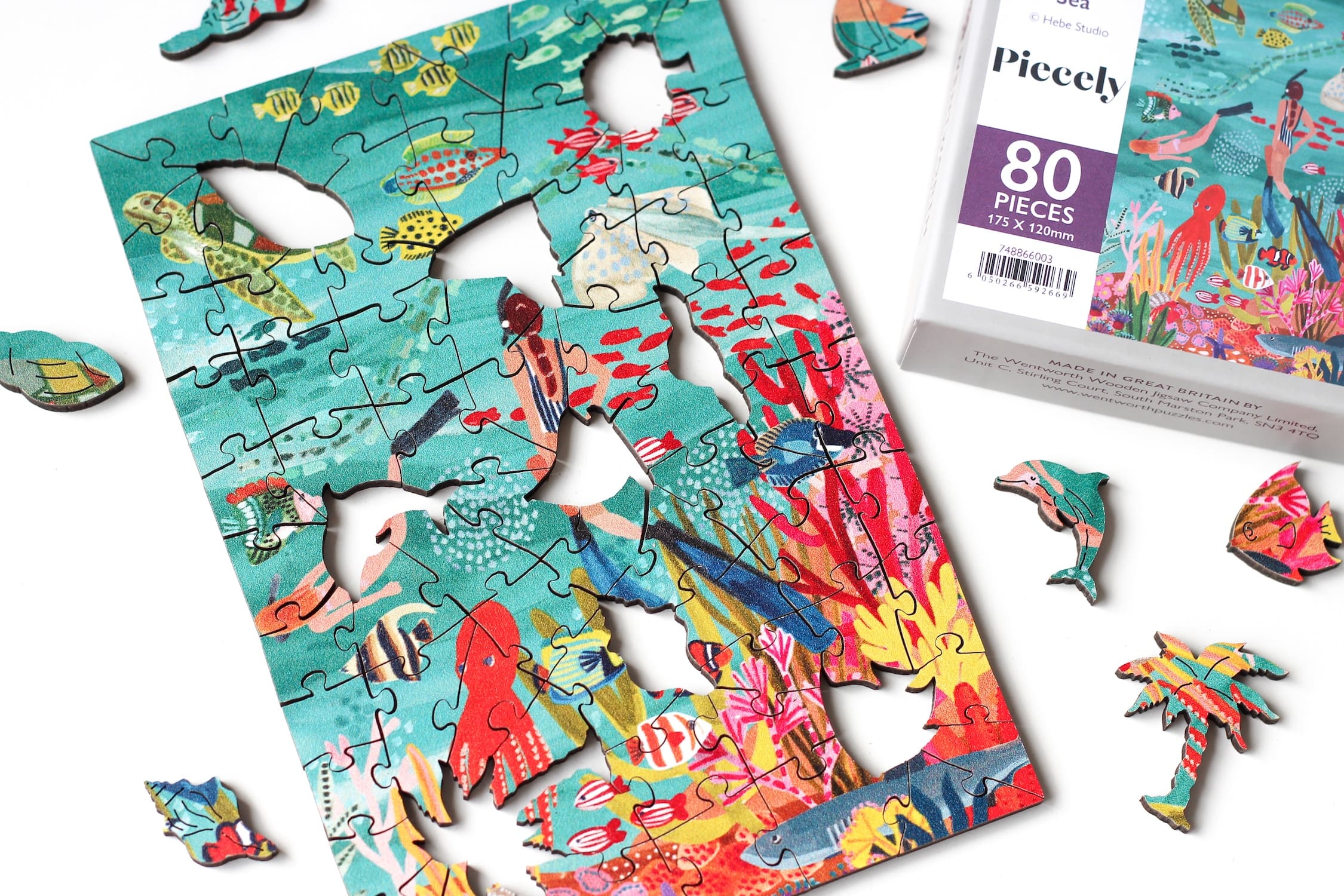 80-Teile-Holzpuzzle „Under the Sea“ von Piecely – farbenfrohe Unterwasser-Illustration mit Fischen, Schildkröte, Oktopus und Korallen von Hebe Studio.