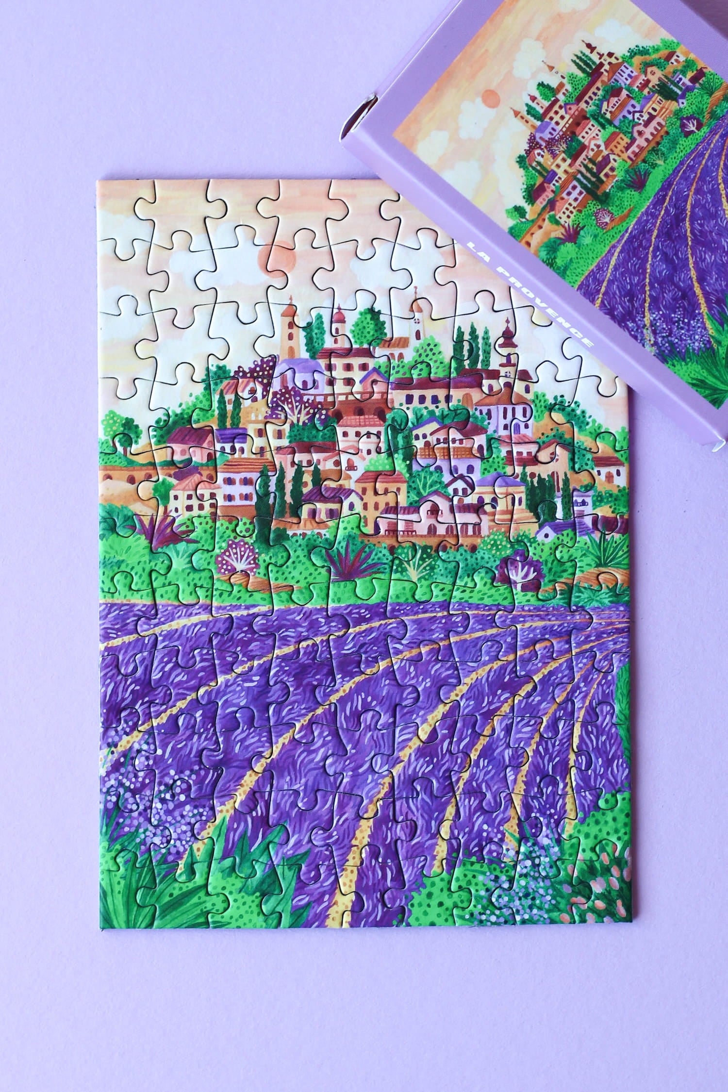 Illustration eines provenzalischen Dorfes mit Lavendelfeldern im Sonnenuntergang, als 99-Teile Minipuzzle von Piecely