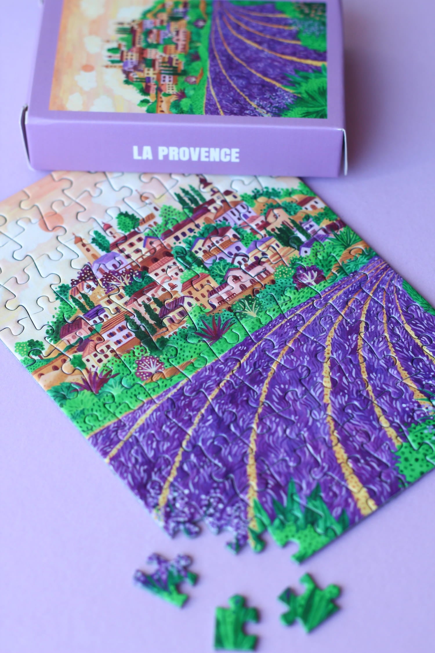 Illustration eines provenzalischen Dorfes mit Lavendelfeldern im Sonnenuntergang, als 99-Teile Minipuzzle von Piecely
