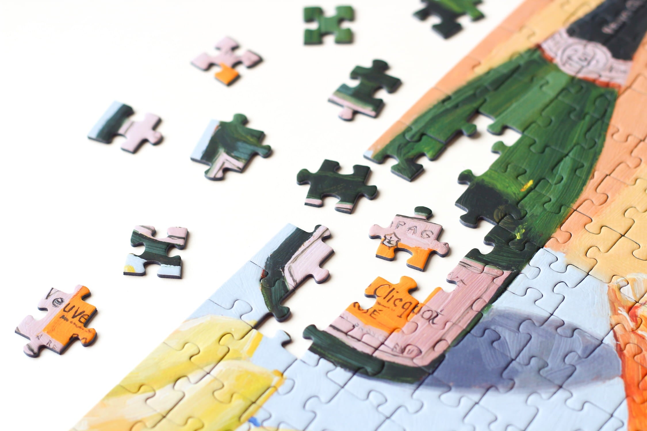 Illustration eines gedeckten Tisches mit Getränken, Orangen, Trauben und Blumen in Vase, als 500-Teile Puzzle ‚Love At First Sip‘ von Piecely