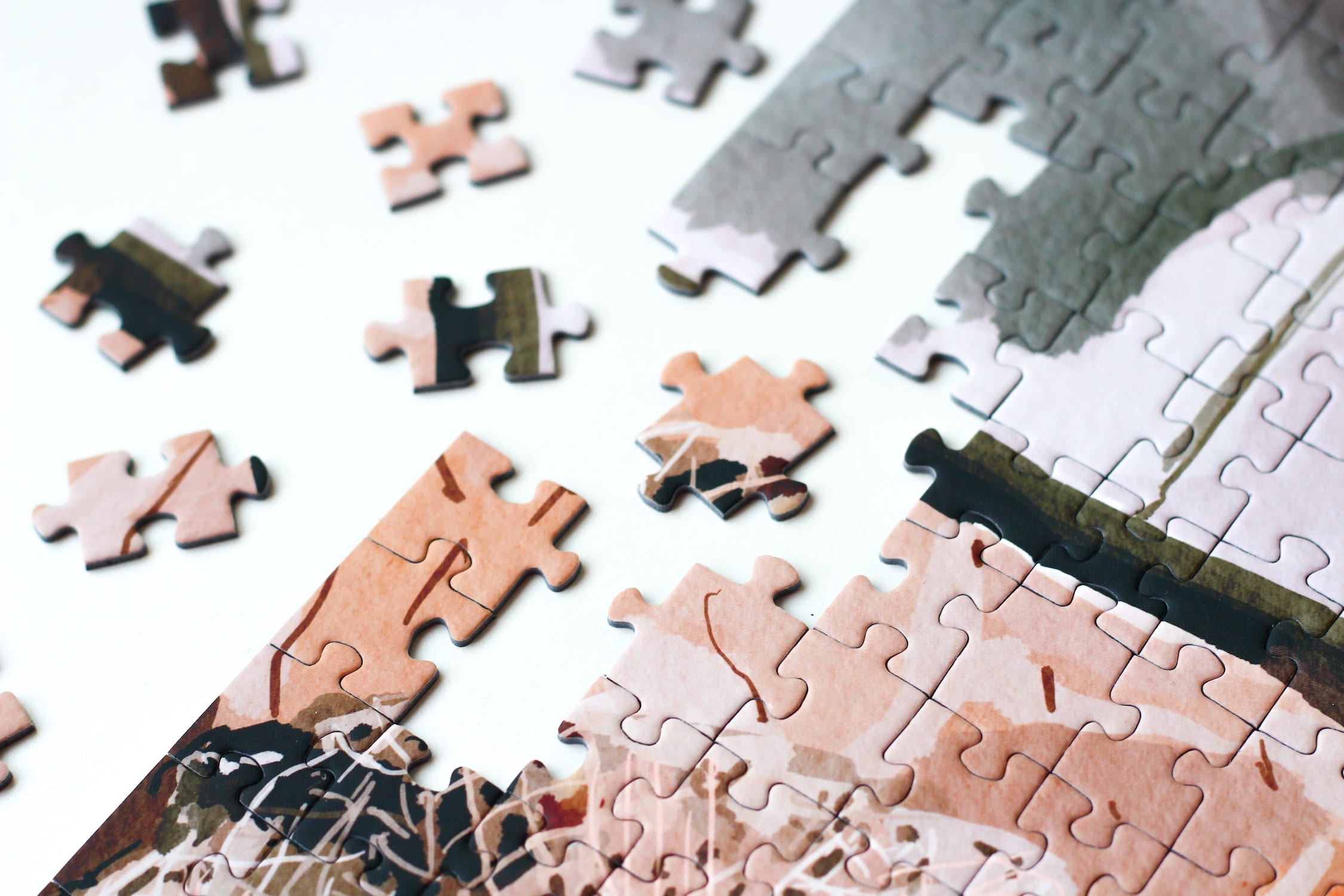 Illustration einer Frau am Pool mit Pflanzen und Buch in ruhiger Atmosphäre, als 500-Teile Puzzle ‚Pool Break‘ von Piecely