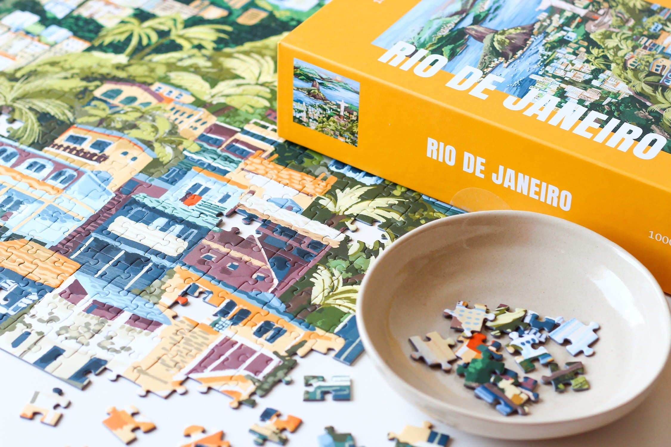 Illustration von Rio de Janeiro mit Christusstatue, Küste, Bergen und Stadtansicht, als 1000-Teile Puzzle von Piecely