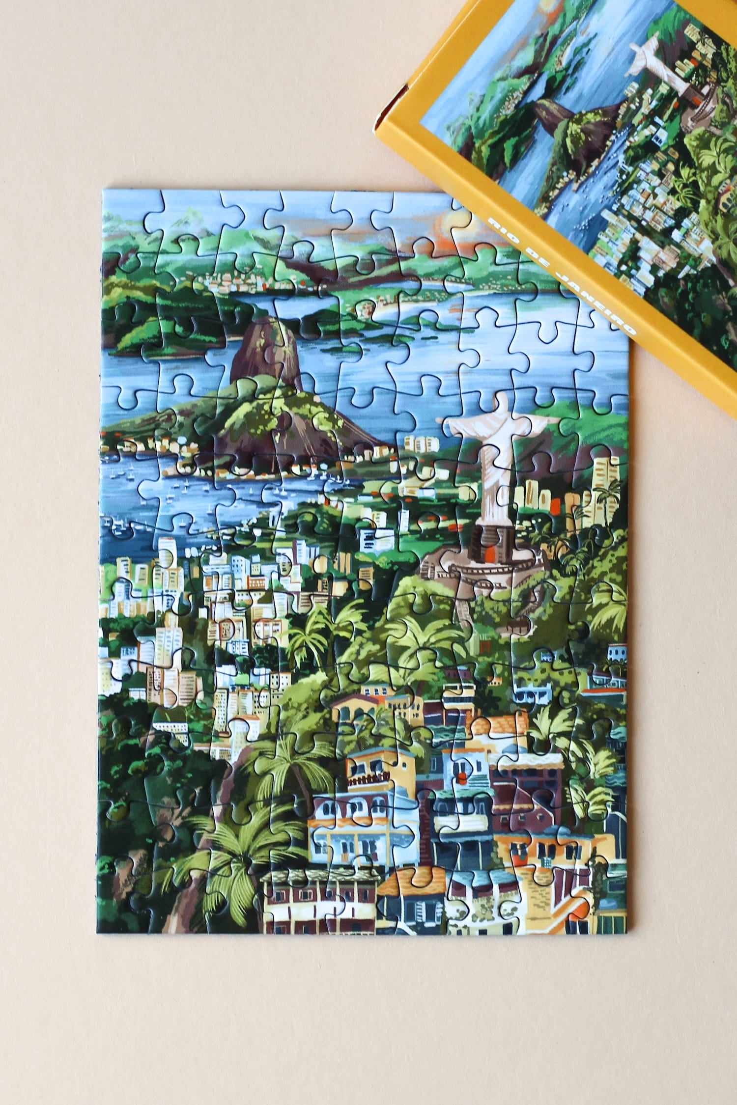 Illustration von Rio de Janeiro mit Christusstatue, Bergen, Stadt und Küste, als 99-Teile Minipuzzle von Piecely