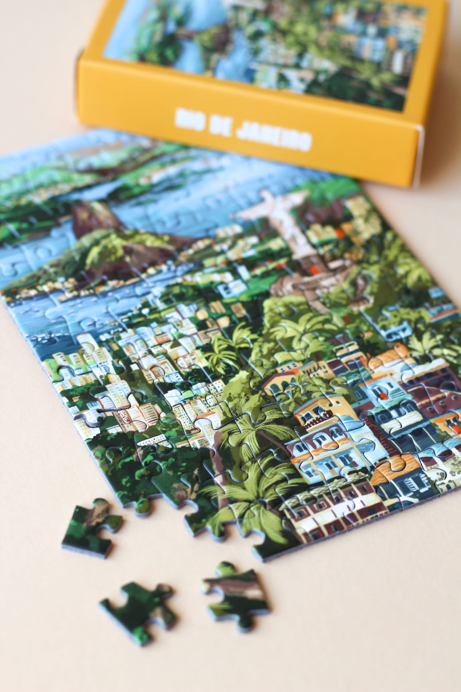 Illustration von Rio de Janeiro mit Christusstatue, Bergen, Stadt und Küste, als 99-Teile Minipuzzle von Piecely