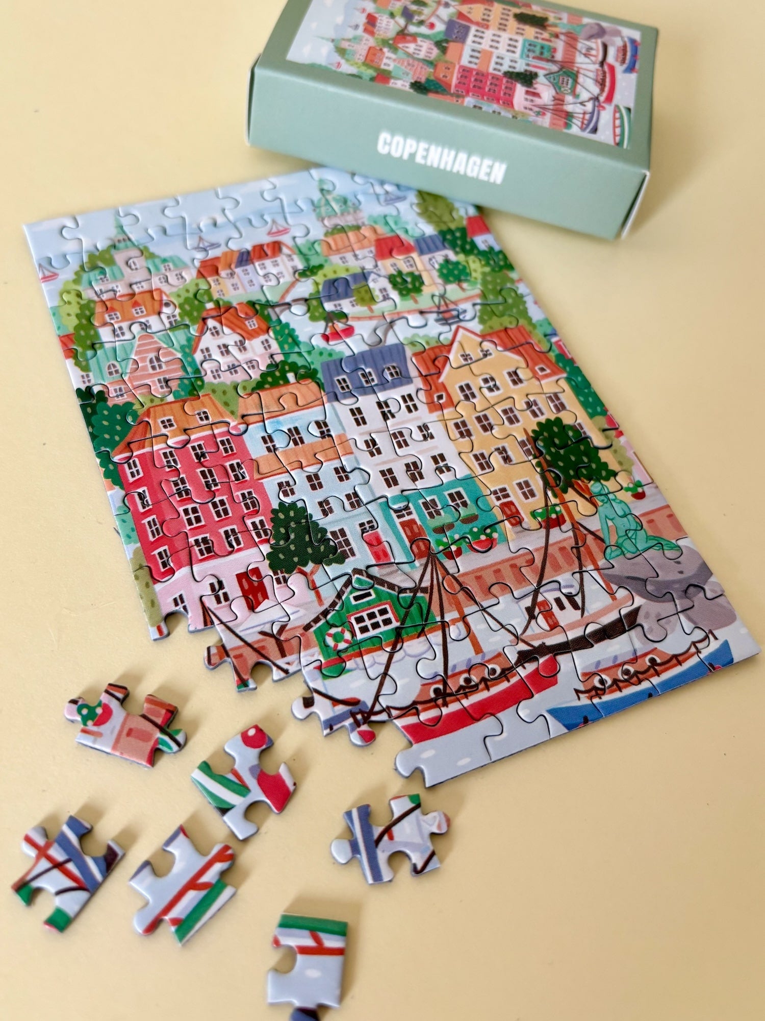 99-teiliges Minipuzzle für Erwachsene, das die bunten Häuser, Kanäle und Schiffe Kopenhagens zeigt.