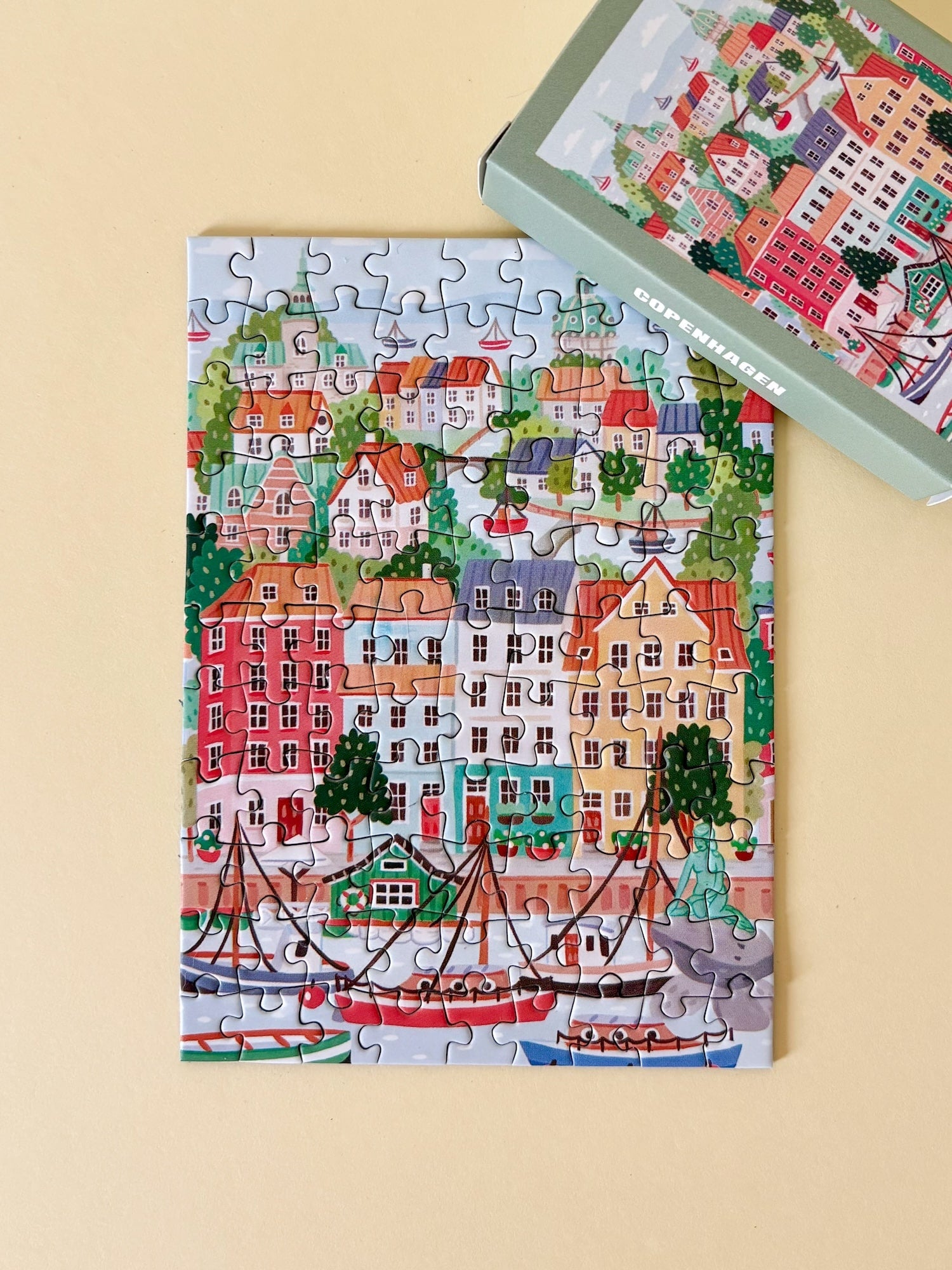 99-teiliges Minipuzzle für Erwachsene, das die bunten Häuser, Kanäle und Schiffe Kopenhagens zeigt.