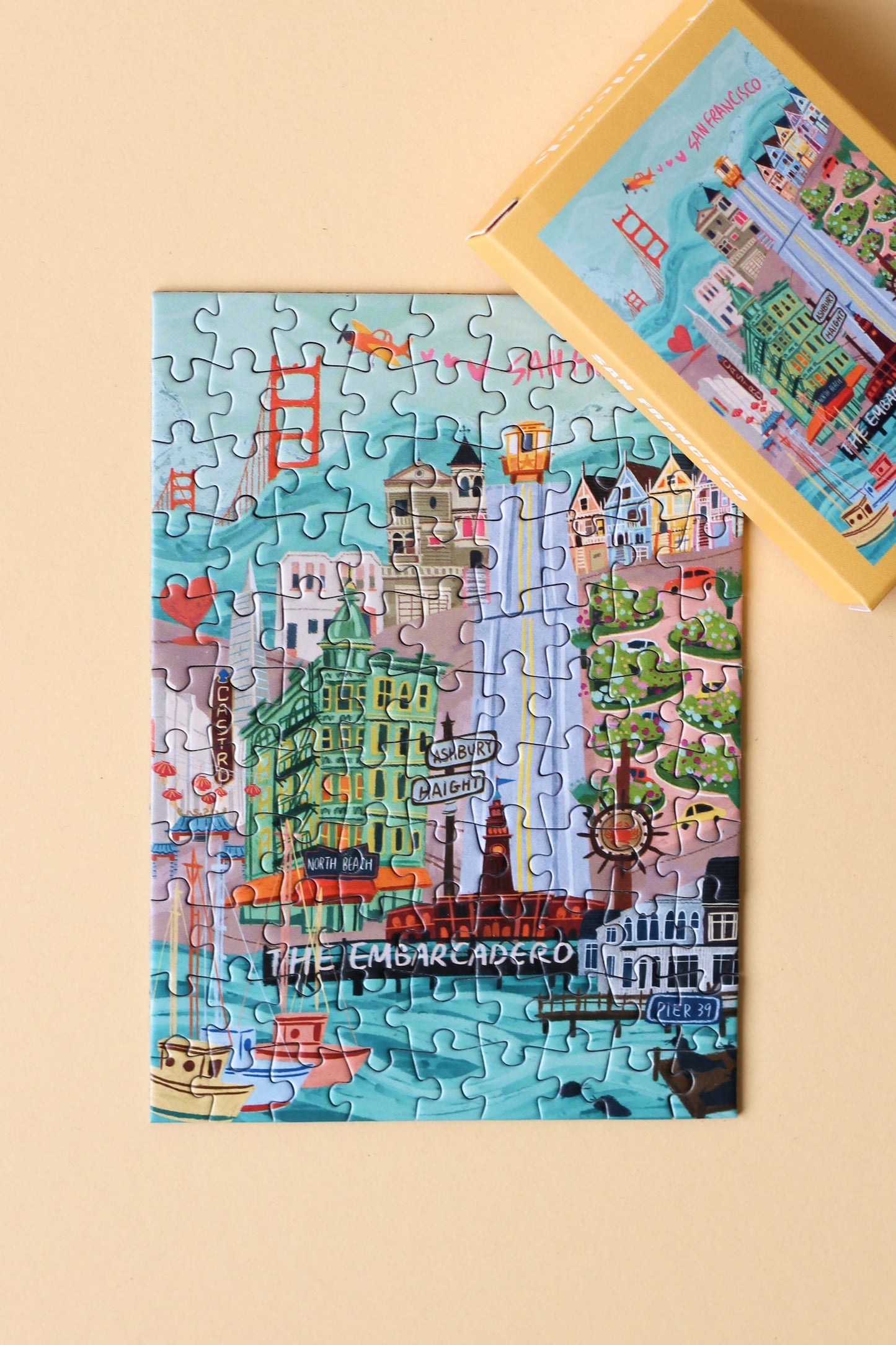Plastikfreies Minipuzzle für Erwachsene, das die Hauptsehenswürdigkeiten San Franciscos in den USA zeigt. Zu sehen sind z.B. die Golden Gate Bridge, das Embarcadero und die Painted Ladies.