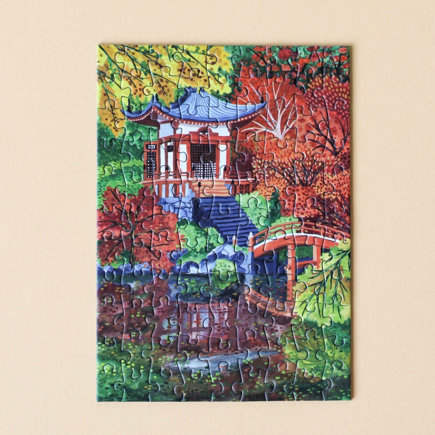 Plastikfreies Minipuzzle für Erwachsene, das den Daigo-Ji Tempel in Kyoto, Japan im Herbst zeigt.