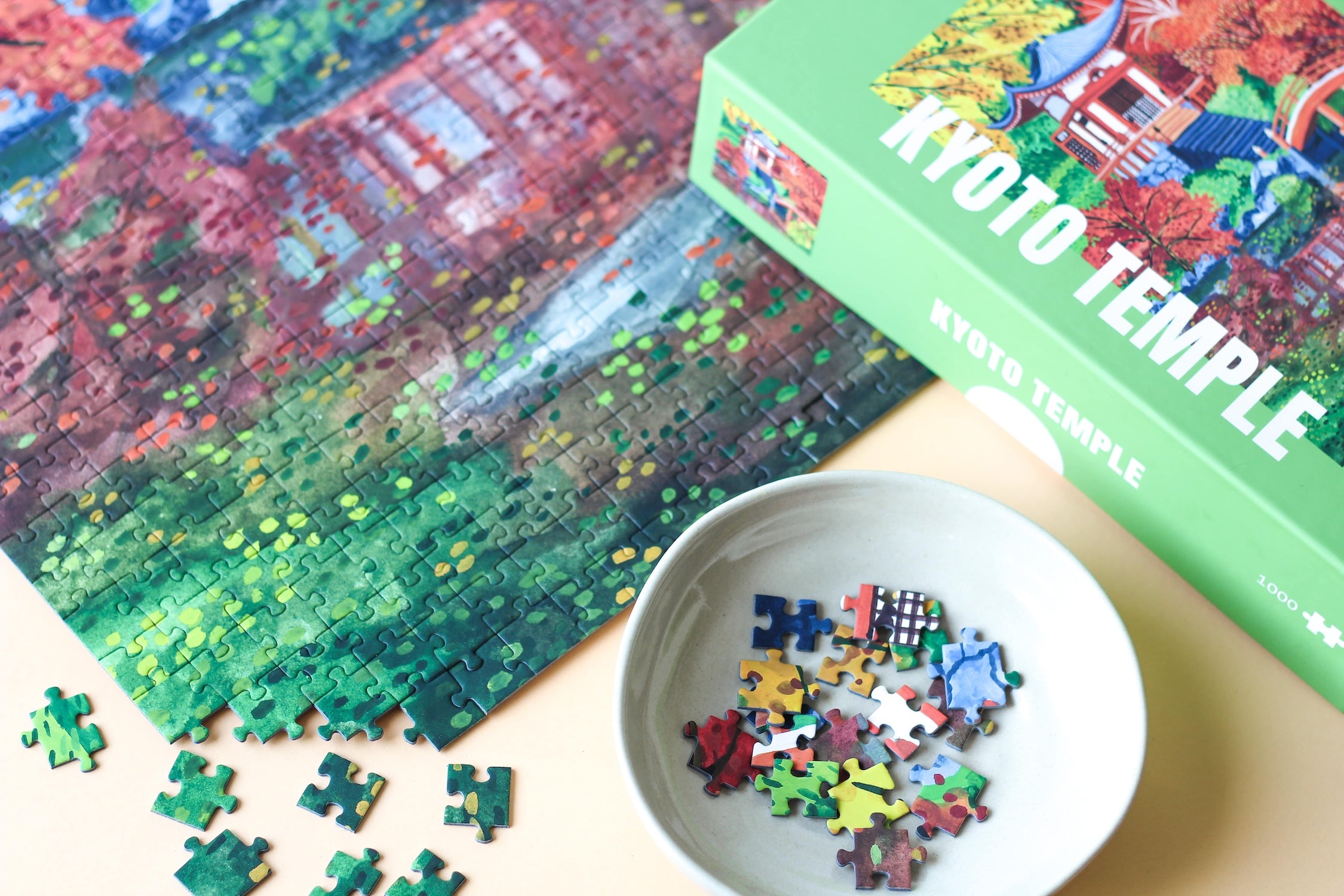 Plastikfreies Puzzle für Erwachsene, das den Daigo-Ji Tempel in Kyoto, Japan im Herbst zeigt.