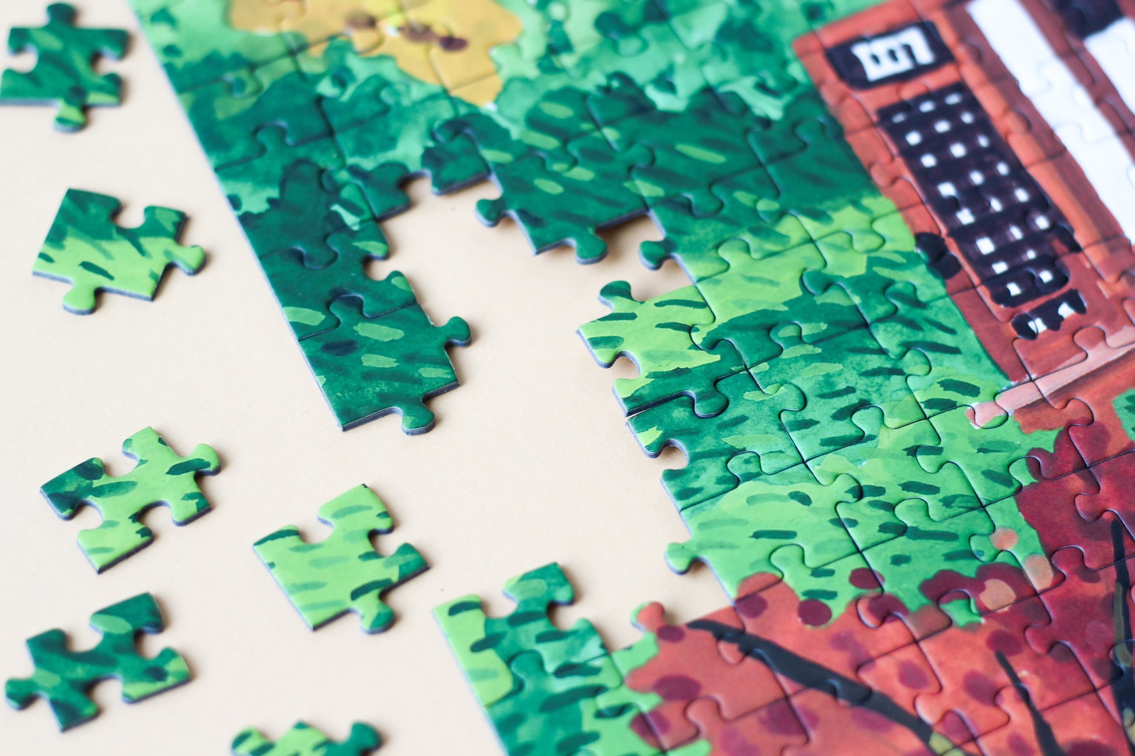 Plastikfreies Puzzle für Erwachsene, das den Daigo-Ji Tempel in Kyoto, Japan im Herbst zeigt.