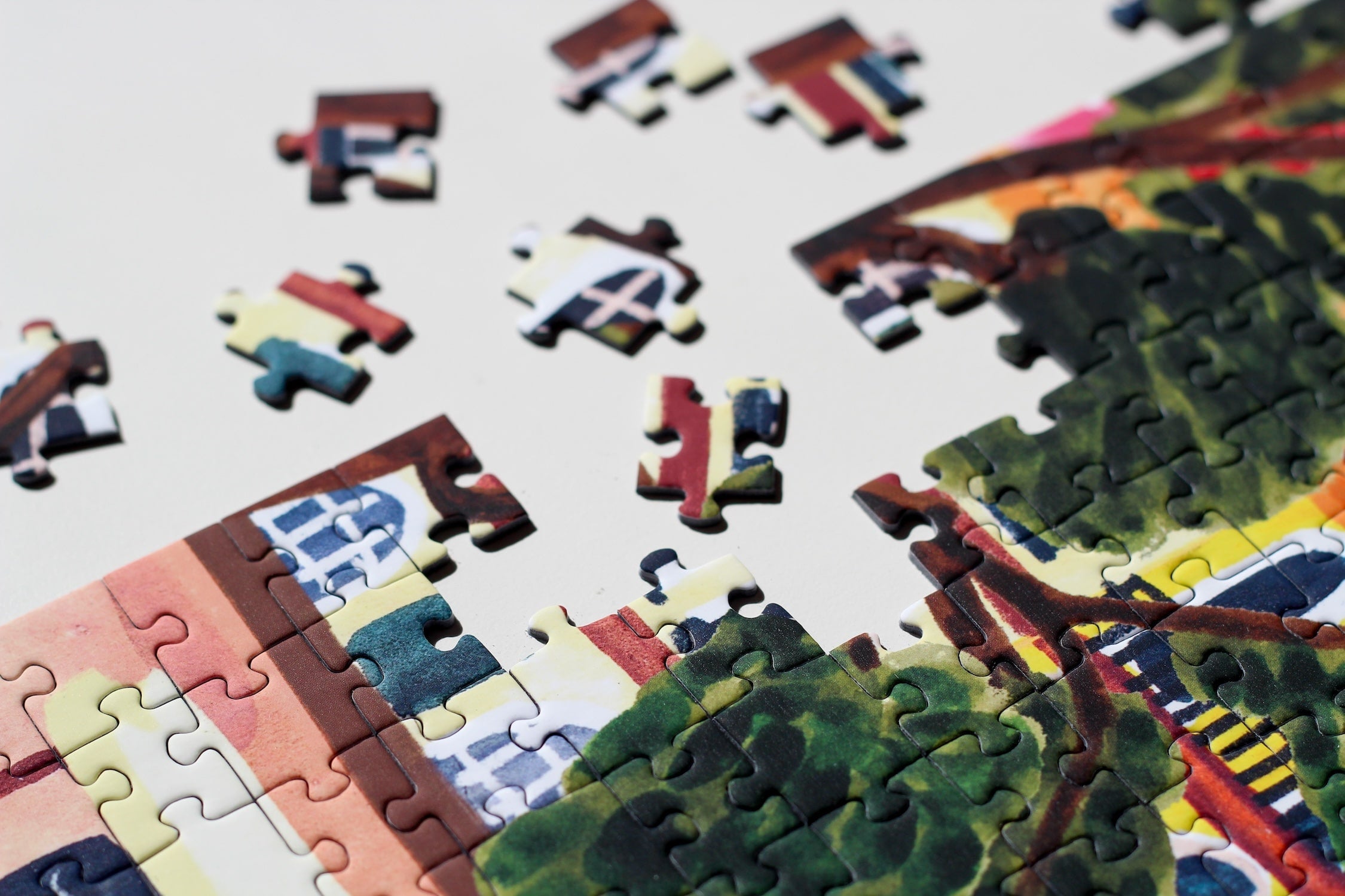 1000-teiliges Puzzle für Erwachsene, dass die bunten Häuser Portos am Wasser zeigt.