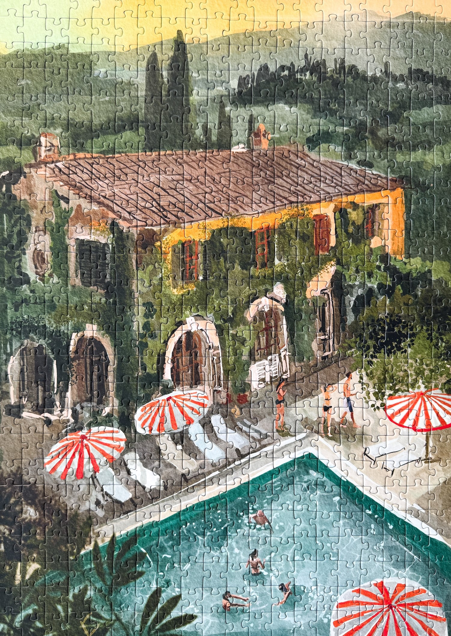 500-teiliges Puzzle für Erwachsene, das eine verwunschene Villa mit Pool in den Bergen zeigt.