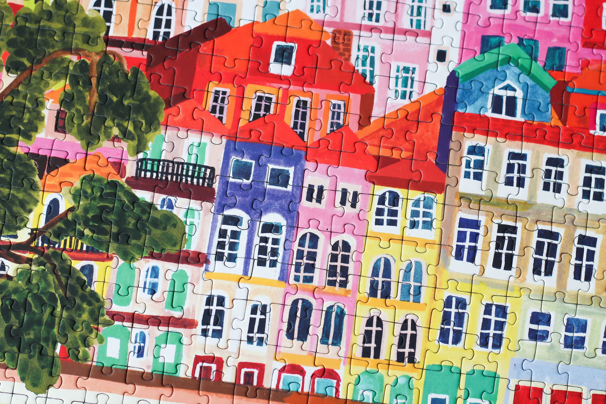 Außergewöhnliches Puzzle für Erwachsene mit 500 Teilen, das die portugiesische Stadt Porto mit ihren bunten Häusern zeigt.