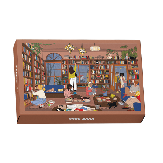 99-Teile-Mini-Puzzle „Book Nook“ von Piecely – Illustration eines gemütlichen Leseraums mit Bücherregalen und Menschen beim Lesen, auf brauner Verpackung.