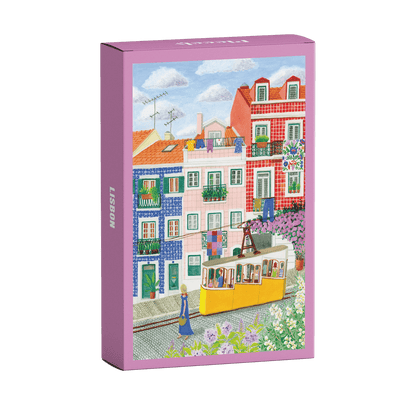 99-Teile-Mini-Puzzle „Lisbon“ von Piecely – Illustration einer farbenfrohen Straßenszene in Lissabon mit gelber Straßenbahn, auf pinker Verpackung.