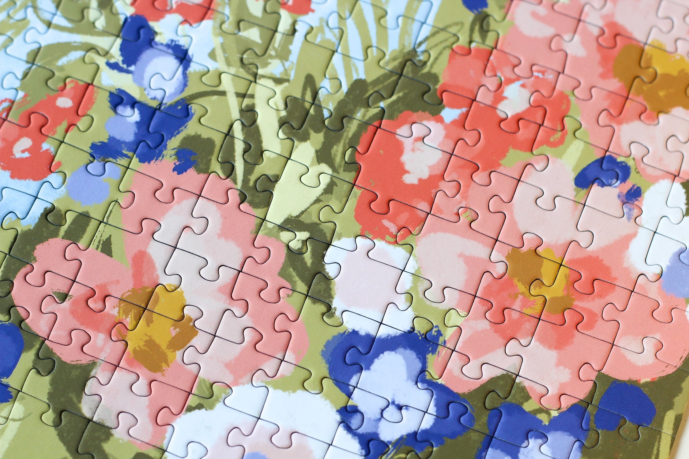 Puzzleteile, die Zusammen farbenfrohe Blumen ergeben. 
