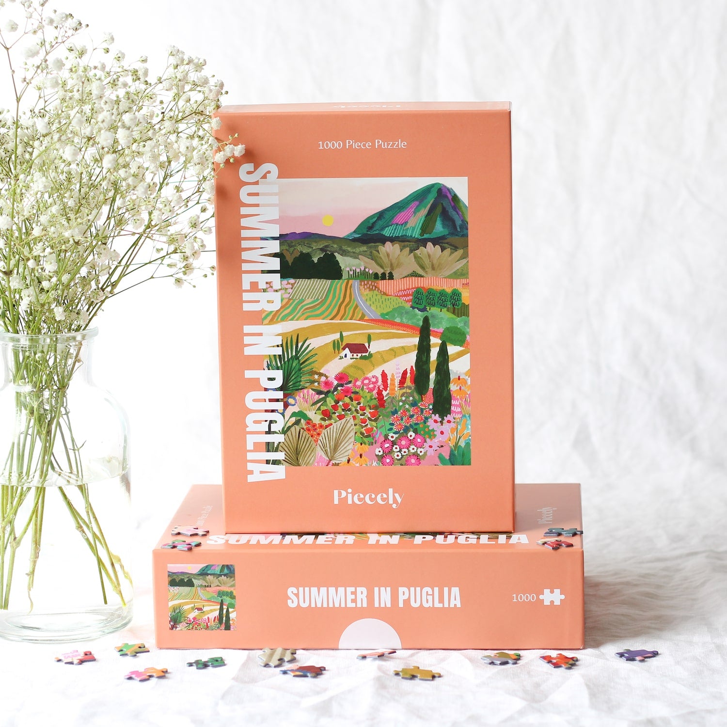 Außergewöhnliches 1000-Teile-Puzzle für Erwachsene, das die sommerliche Landschaft Apuliens in Italien zeigt. Zu sehen sind blühende Felder, Ein Berg und ein kleines Haus.