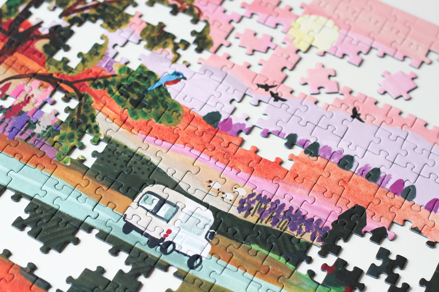 Außergewöhnliches 500-Teile-Puzzle für Erwachsene, das einen Van zeigt, der durch die herbstliche Landschaft Neuseelands fährt.
