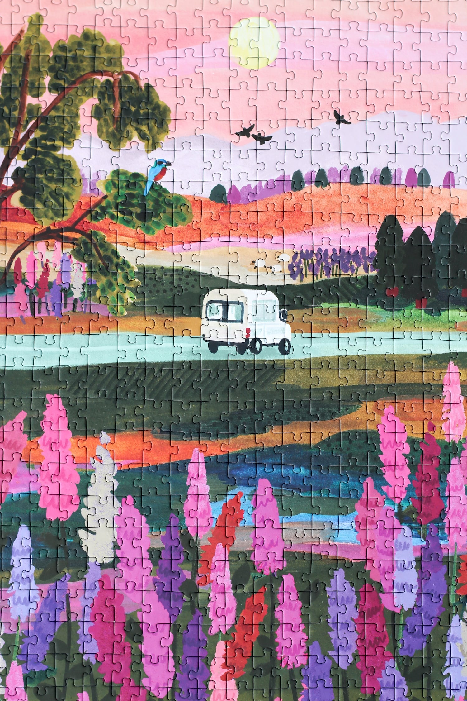 Außergewöhnliches 500-Teile-Puzzle für Erwachsene, das einen Van zeigt, der durch die herbstliche Landschaft Neuseelands fährt.