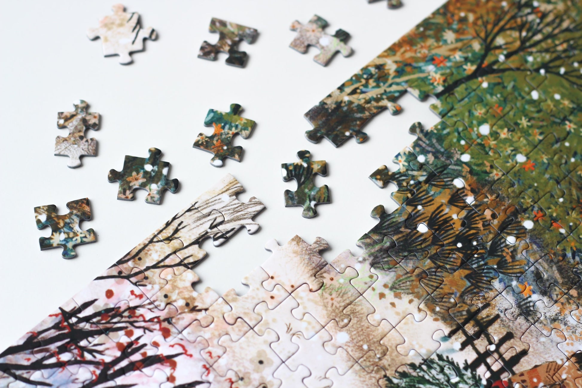 500-Teile-Puzzle „Homecoming“ von Piecely – Illustration einer winterlichen Landschaft mit Frau und zwei Gänsen auf einem verschneiten Weg, auf grauer Verpackung.