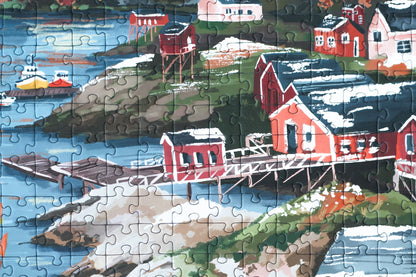 1000-Teile-Puzzle „Lofoten Norway“ von Piecely – Illustration einer norwegischen Küstenlandschaft mit schneebedeckten Bergen, roten Holzhäusern und Meer, auf olivgrüner Verpackung.