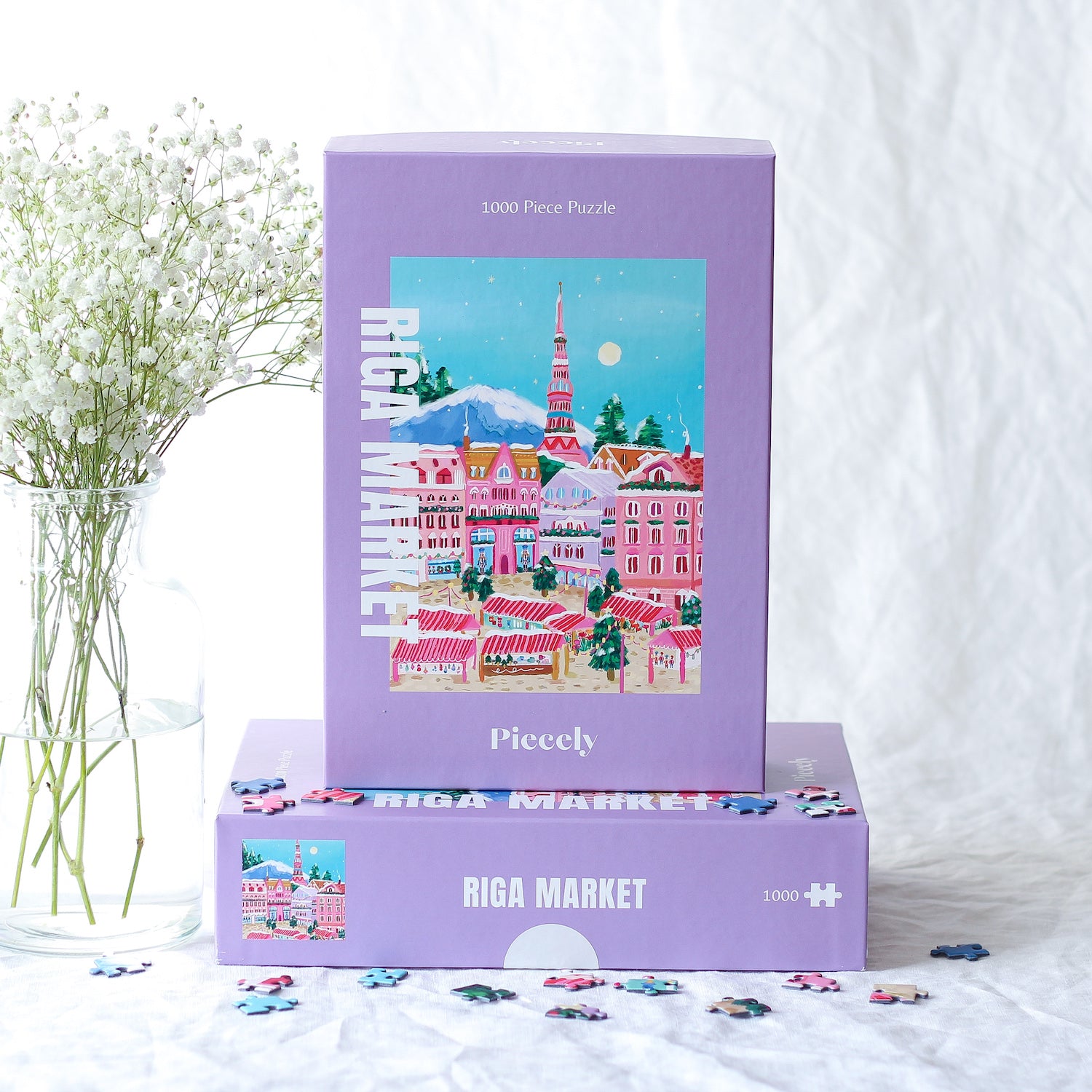 1000-teiliges Puzzle für Erwachsene, das den Weihnachtsmarkt in Riga zeigt. Auf dem Platz befinden sich pinke Stände und geschmückte Weihnachtsbäume.