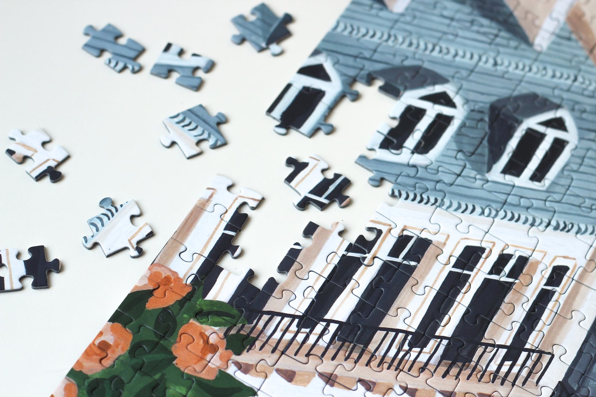 1000-Teile-Puzzle „Paris“ von Piecely – Illustration eines Pariser Balkons mit Frühstückstisch und Blick auf den Eiffelturm, auf hellblauer Verpackung.