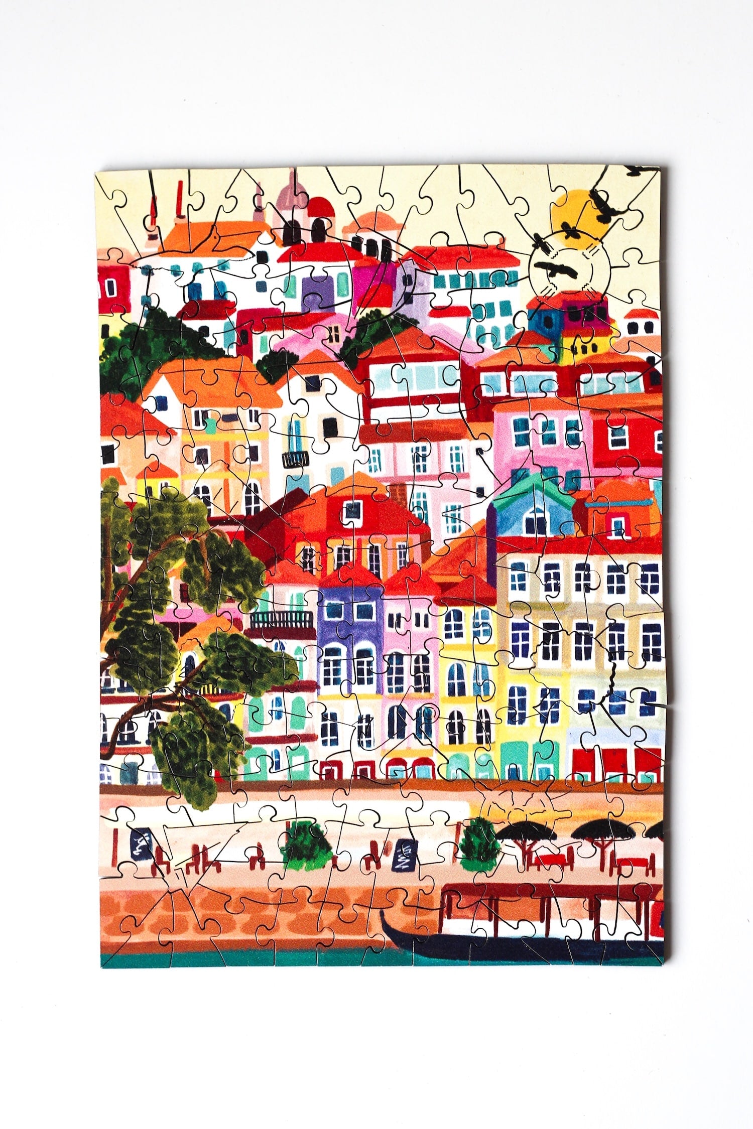 140-Teile-Holzpuzzle „Porto“ von Piecely – Illustration farbenfroher Häuser und Stadtszene am Fluss Douro, von Hebe Studio.
