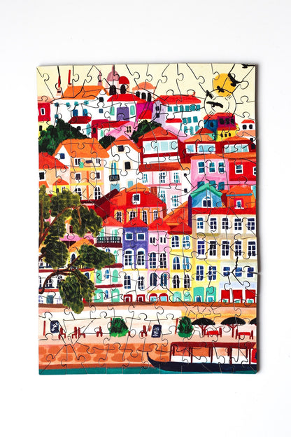 140-Teile-Holzpuzzle „Porto“ von Piecely – Illustration farbenfroher Häuser und Stadtszene am Fluss Douro, von Hebe Studio.
