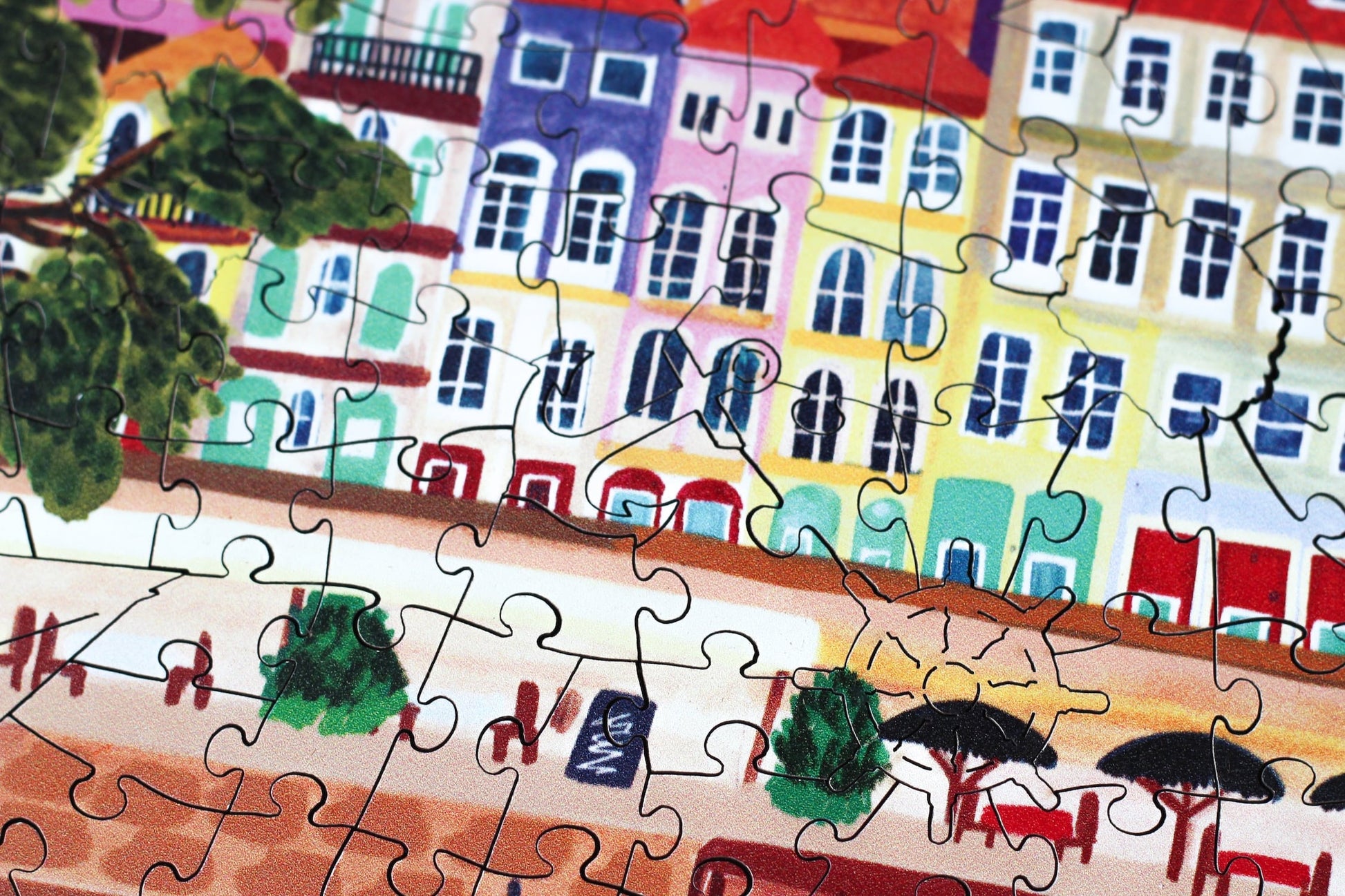 140-Teile-Holzpuzzle „Porto“ von Piecely – Illustration farbenfroher Häuser und Stadtszene am Fluss Douro, von Hebe Studio.