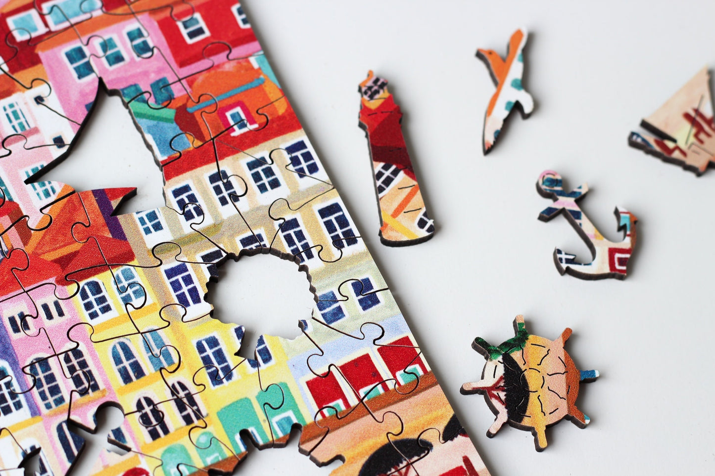 140-Teile-Holzpuzzle „Porto“ von Piecely – Illustration farbenfroher Häuser und Stadtszene am Fluss Douro, von Hebe Studio.