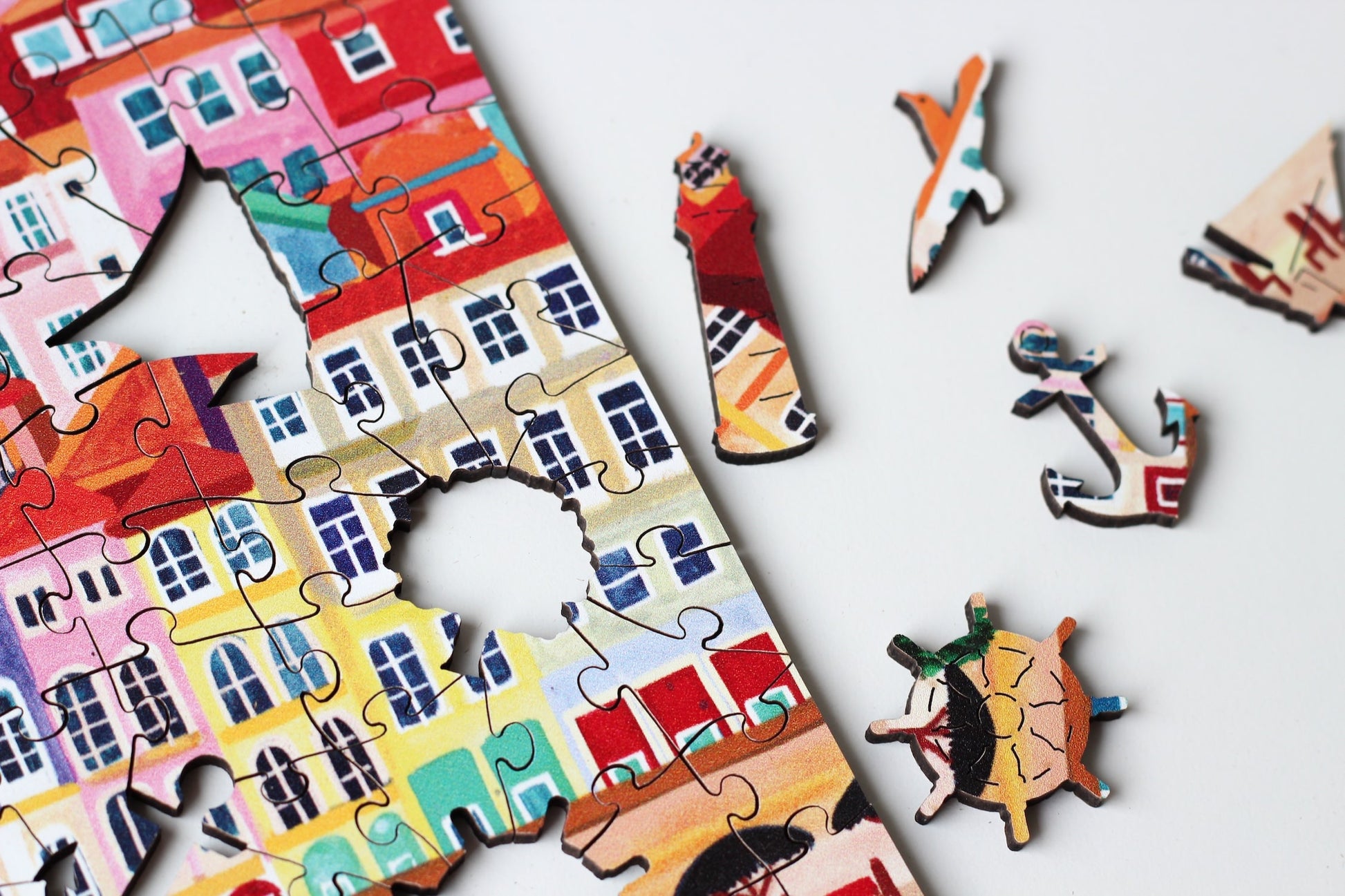 140-Teile-Holzpuzzle „Porto“ von Piecely – Illustration farbenfroher Häuser und Stadtszene am Fluss Douro, von Hebe Studio.