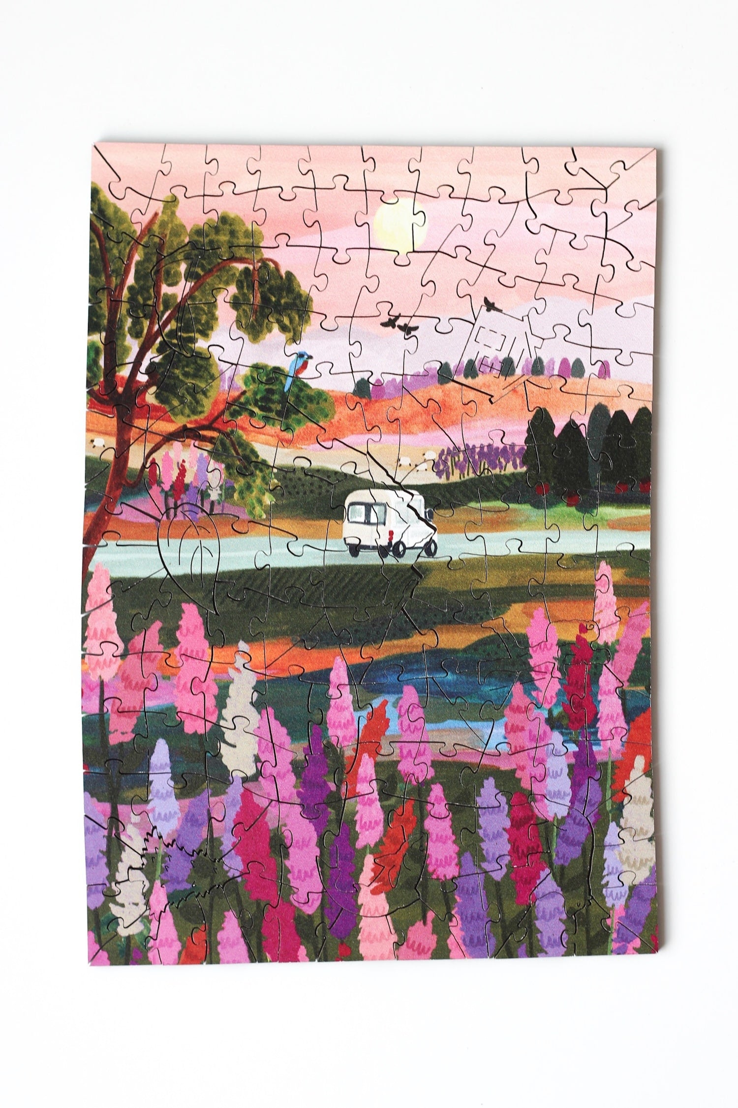 140-Teile-Holzpuzzle „Van Life“ von Piecely – Illustration eines Campers in farbenfroher Landschaft bei Sonnenuntergang, von Hebe Studio.