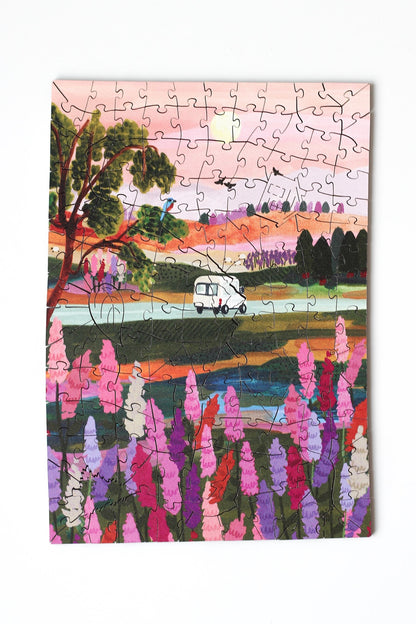 140-Teile-Holzpuzzle „Van Life“ von Piecely – Illustration eines Campers in farbenfroher Landschaft bei Sonnenuntergang, von Hebe Studio.