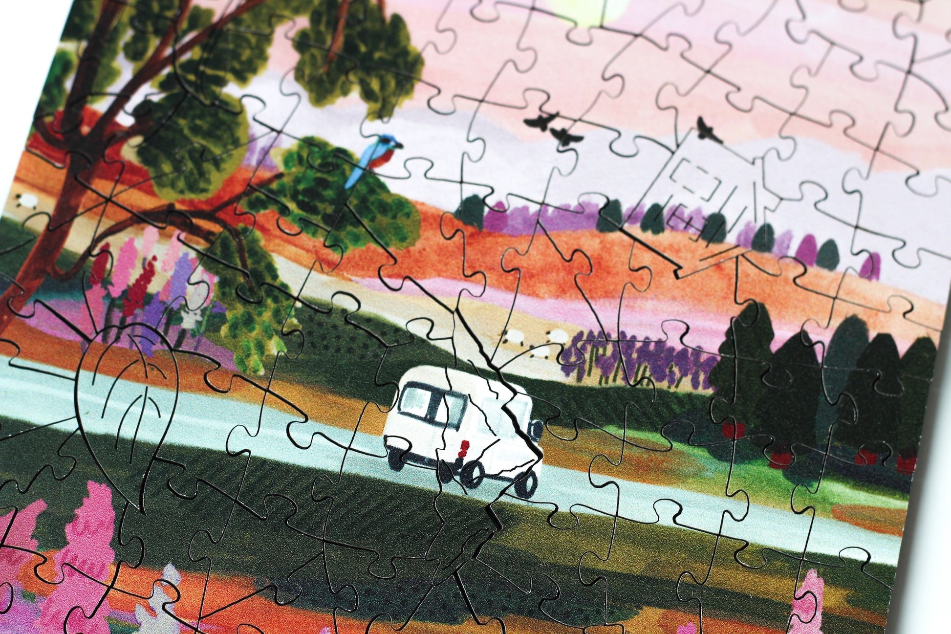 140-Teile-Holzpuzzle „Van Life“ von Piecely – Illustration eines Campers in farbenfroher Landschaft bei Sonnenuntergang, von Hebe Studio.