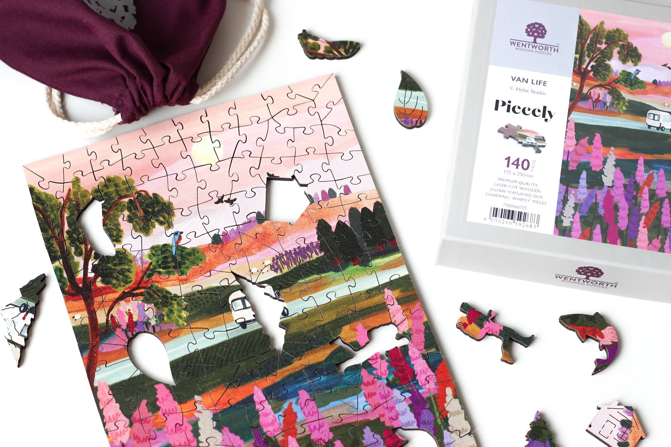 140-Teile-Holzpuzzle „Van Life“ von Piecely – Illustration eines Campers in farbenfroher Landschaft bei Sonnenuntergang, von Hebe Studio.