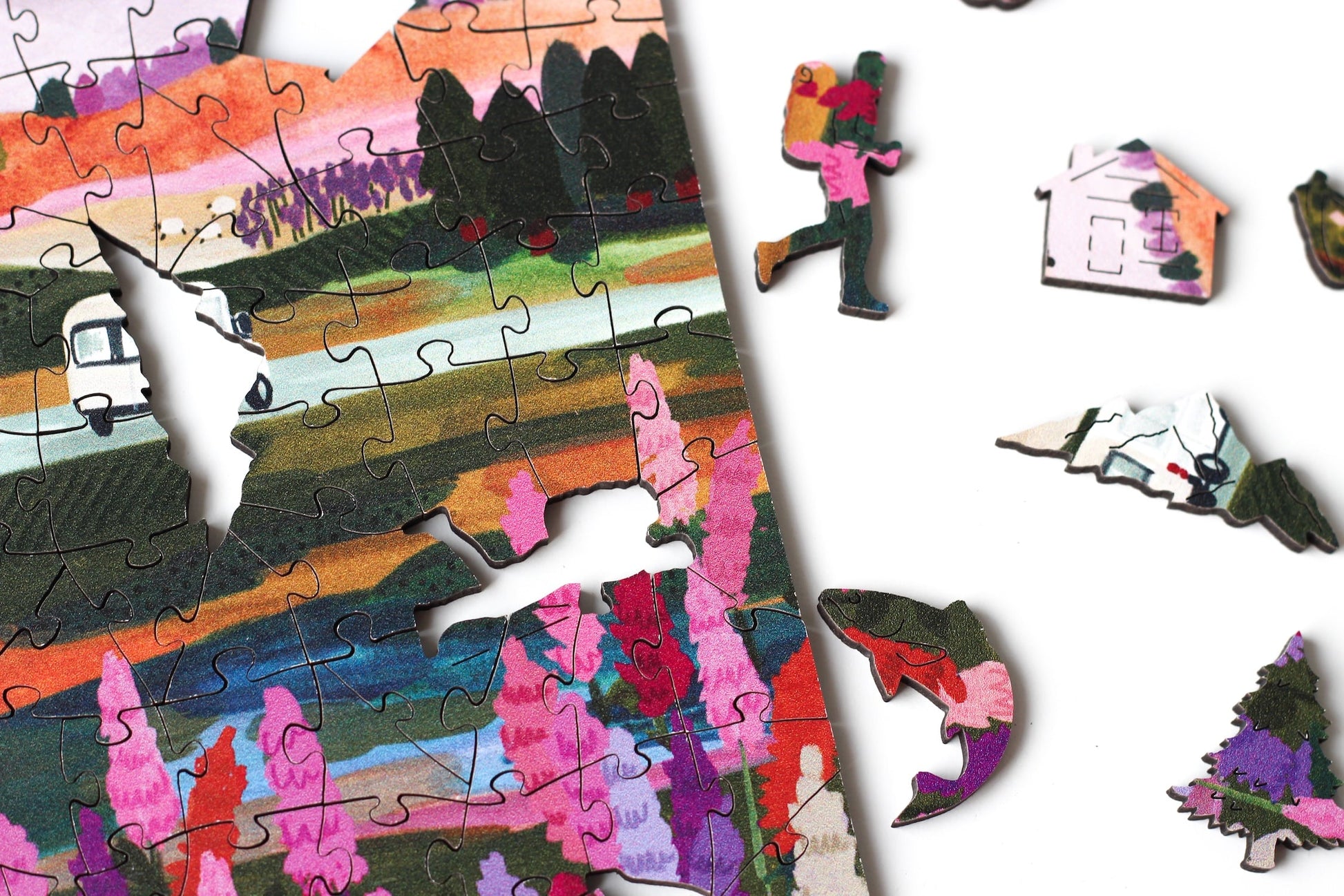 140-Teile-Holzpuzzle „Van Life“ von Piecely – Illustration eines Campers in farbenfroher Landschaft bei Sonnenuntergang, von Hebe Studio.