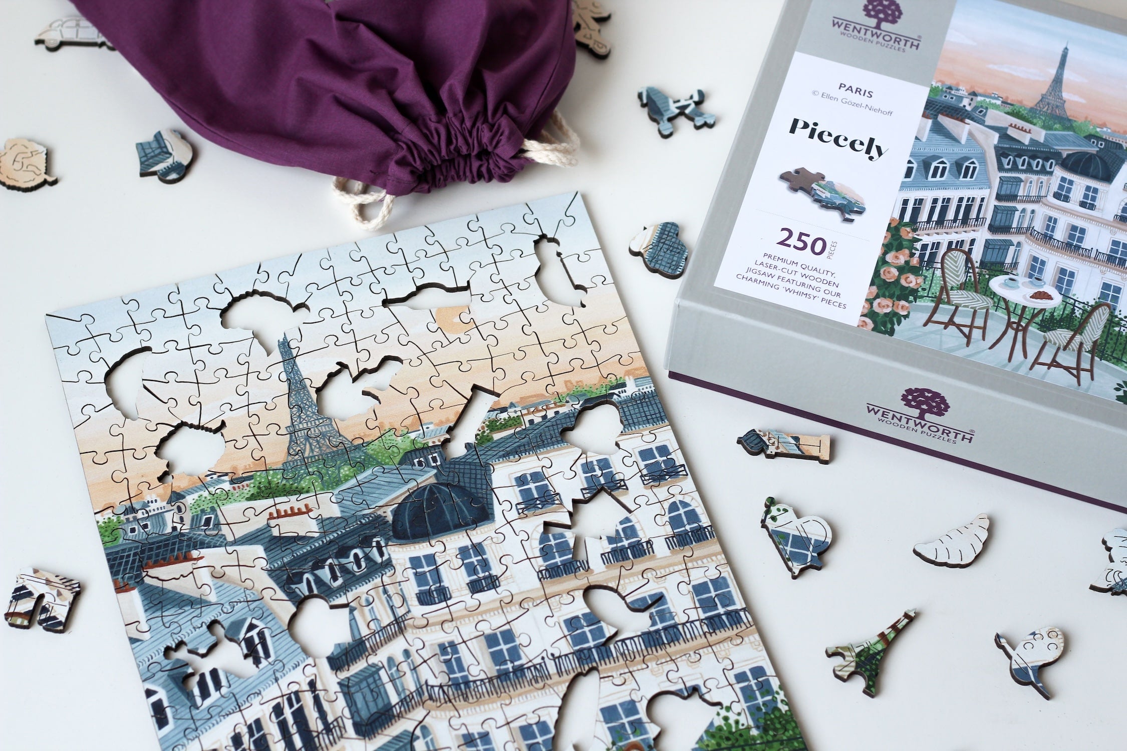 250-Teile-Holzpuzzle „Paris“ von Piecely – Illustration eines Pariser Balkons mit Frühstückstisch, Rosen und Eiffelturm im Hintergrund, von Ellen Gözel-Niehoff.