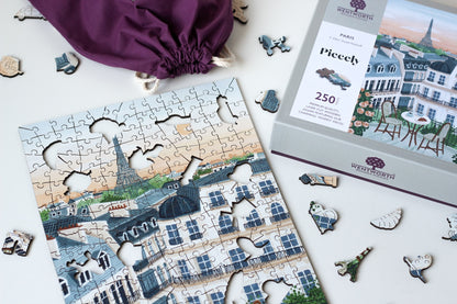 250-Teile-Holzpuzzle „Paris“ von Piecely – Illustration eines Pariser Balkons mit Frühstückstisch, Rosen und Eiffelturm im Hintergrund, von Ellen Gözel-Niehoff.