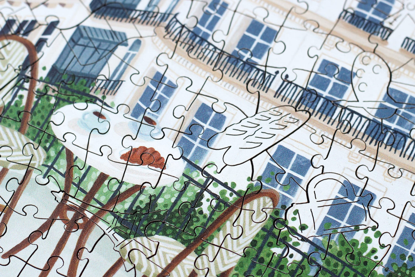 250-Teile-Holzpuzzle „Paris“ von Piecely – Illustration eines Pariser Balkons mit Frühstückstisch, Rosen und Eiffelturm im Hintergrund, von Ellen Gözel-Niehoff.