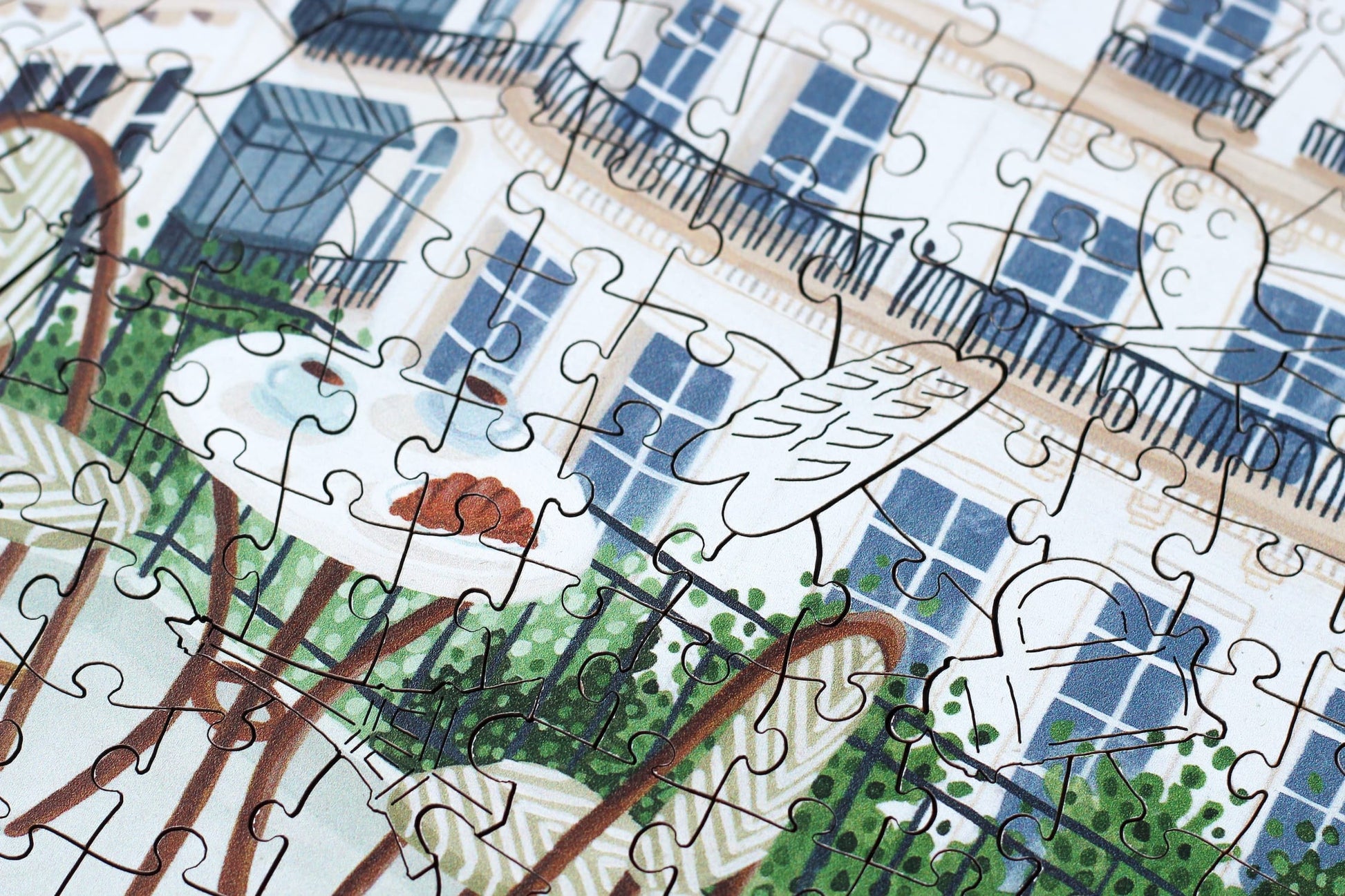 250-Teile-Holzpuzzle „Paris“ von Piecely – Illustration eines Pariser Balkons mit Frühstückstisch, Rosen und Eiffelturm im Hintergrund, von Ellen Gözel-Niehoff.