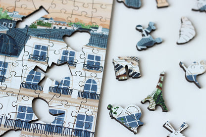 250-Teile-Holzpuzzle „Paris“ von Piecely – Illustration eines Pariser Balkons mit Frühstückstisch, Rosen und Eiffelturm im Hintergrund, von Ellen Gözel-Niehoff.