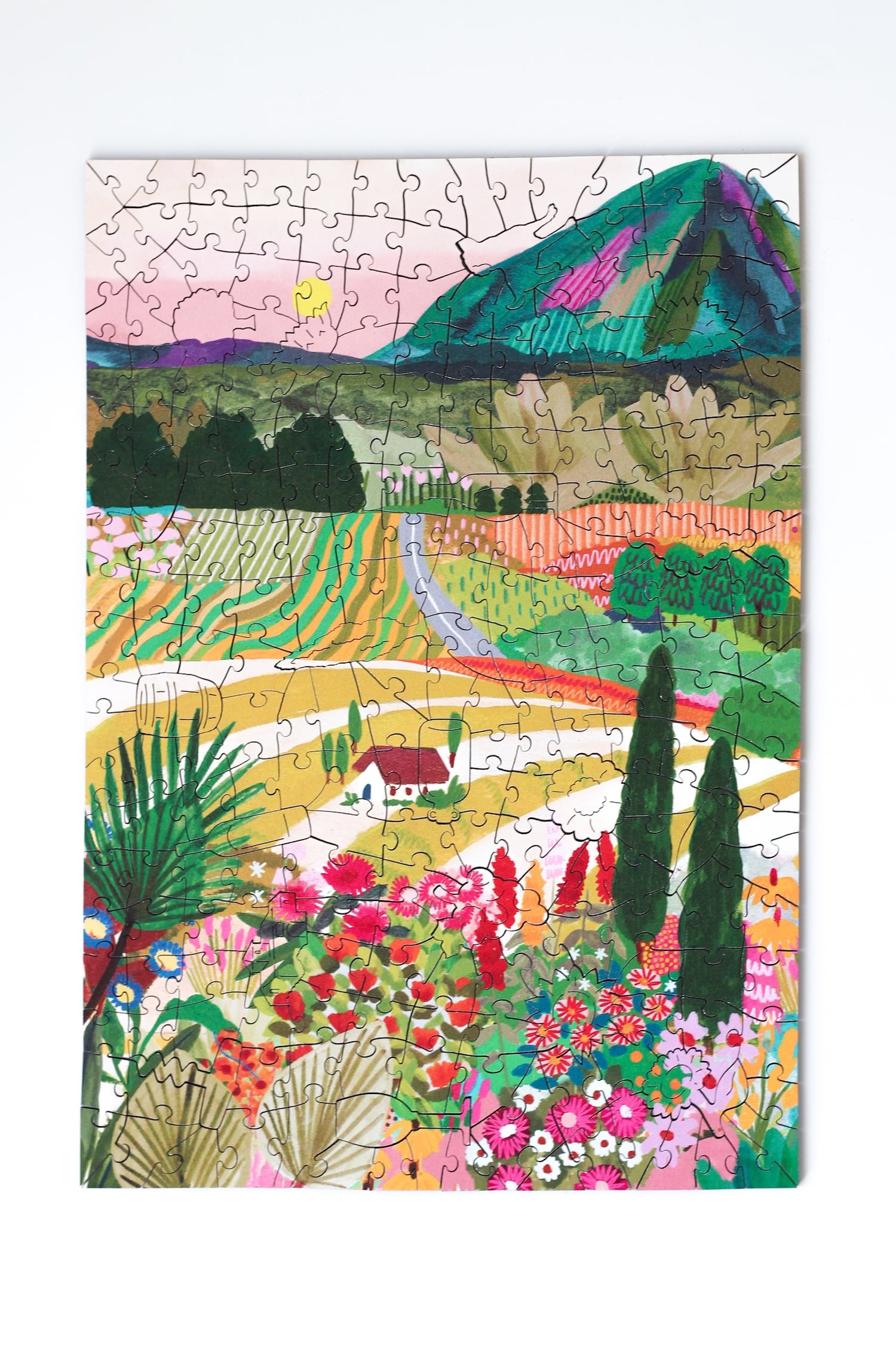 250-Teile-Holzpuzzle „Summer in Puglia“ von Piecely – Illustration einer mediterranen Sommerlandschaft mit Blumen, Feldern und Bergen, von Hebe Studio.