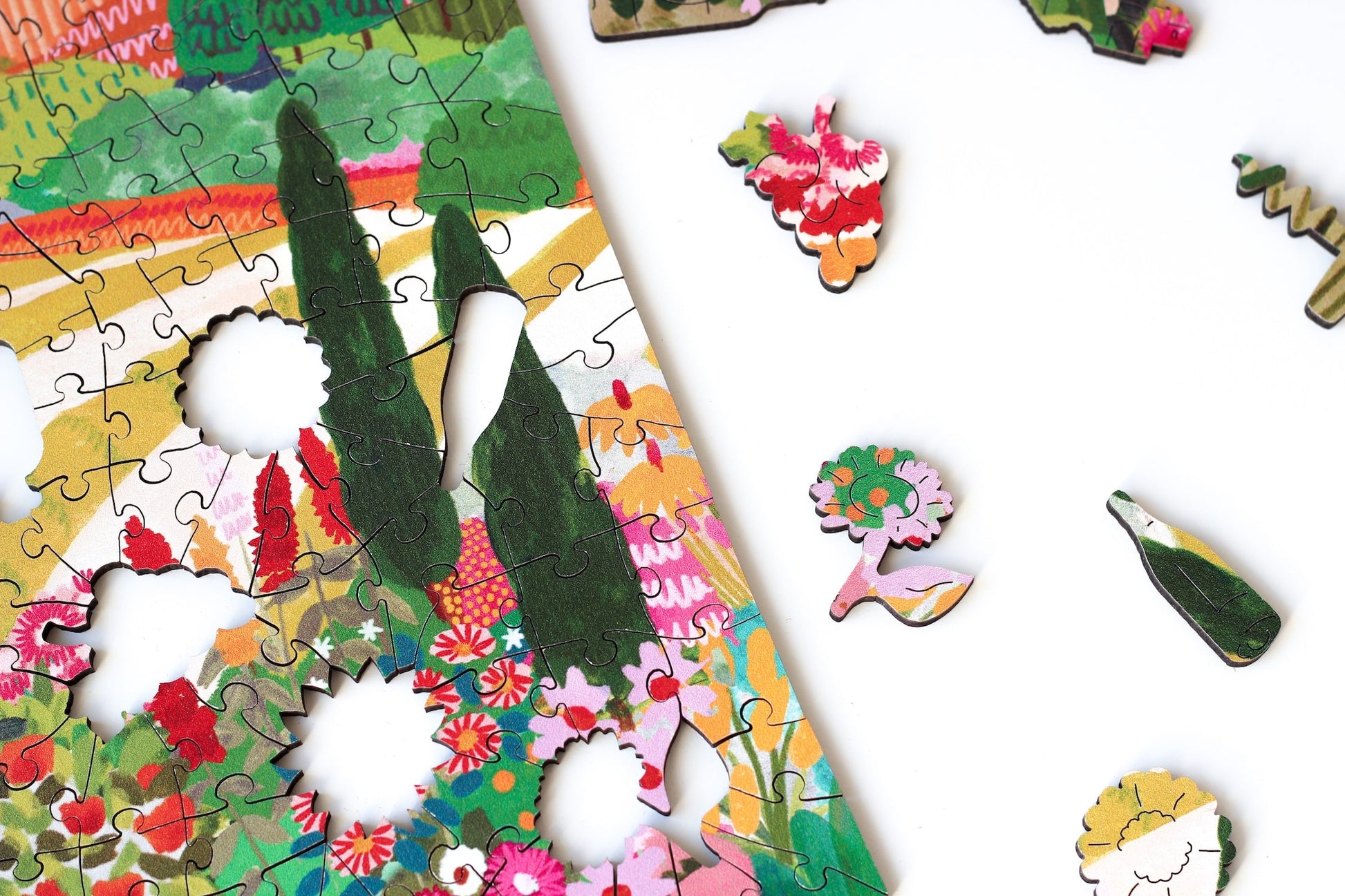 250-Teile-Holzpuzzle „Summer in Puglia“ von Piecely – Illustration einer mediterranen Sommerlandschaft mit Blumen, Feldern und Bergen, von Hebe Studio.