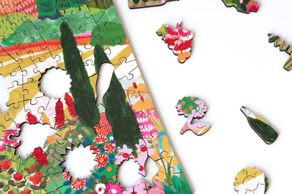 250-Teile-Holzpuzzle „Summer in Puglia“ von Piecely – Illustration einer mediterranen Sommerlandschaft mit Blumen, Feldern und Bergen, von Hebe Studio.