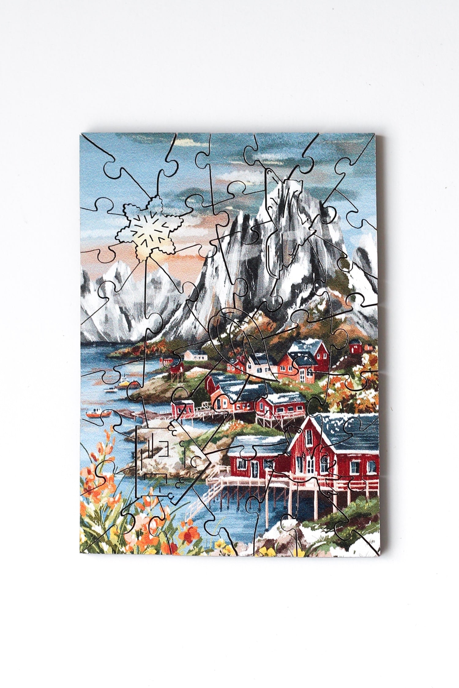 40-Teile-Holzpuzzle „Lofoten Norway“ von Piecely – Illustration der Lofoten mit Bergen, Meer und roten Fischerhütten von Claire Morris.
