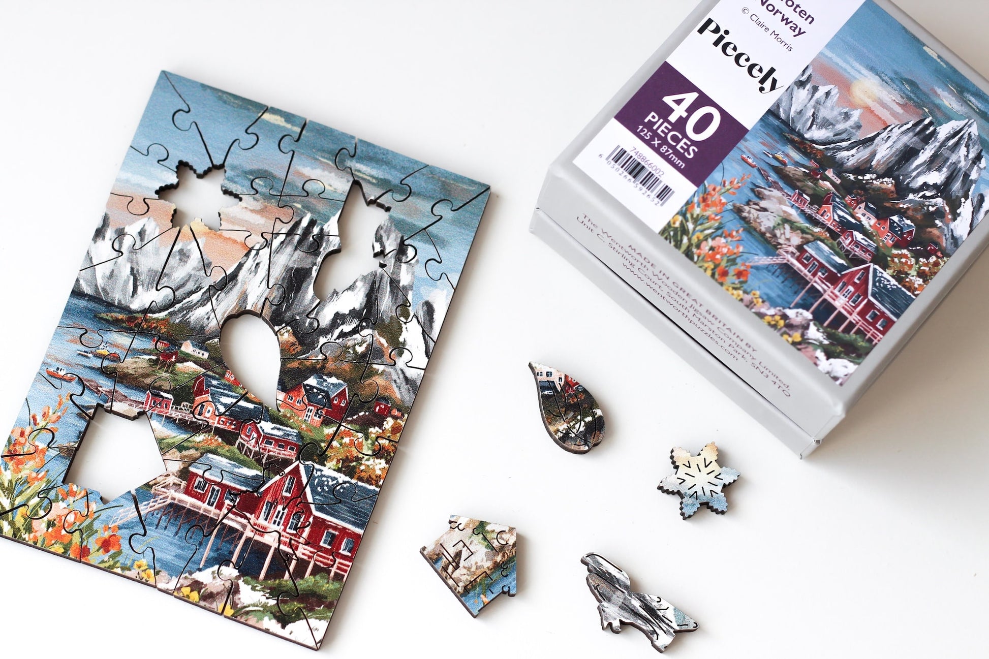 40-Teile-Holzpuzzle „Lofoten Norway“ von Piecely – Illustration der Lofoten mit Bergen, Meer und roten Fischerhütten von Claire Morris.